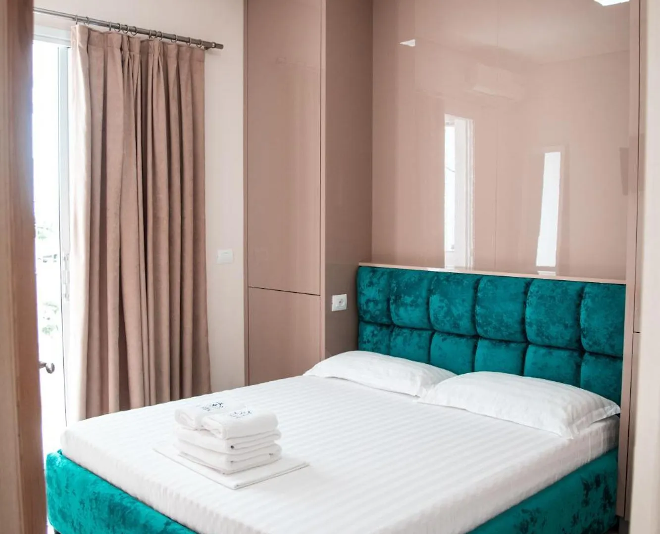 Vila E Bardhe Butique Hotel Sarandë