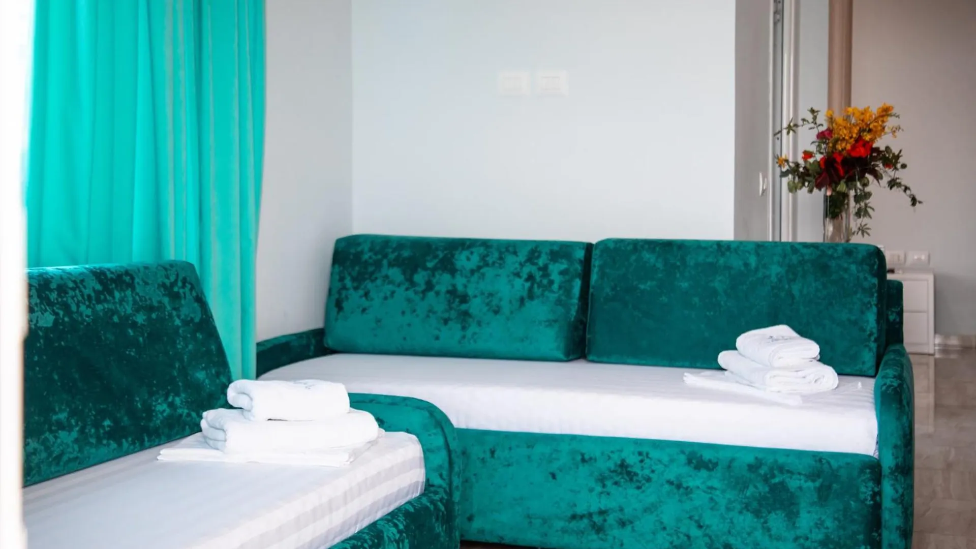 Vila E Bardhe Butique Hotel Sarandë 0*,